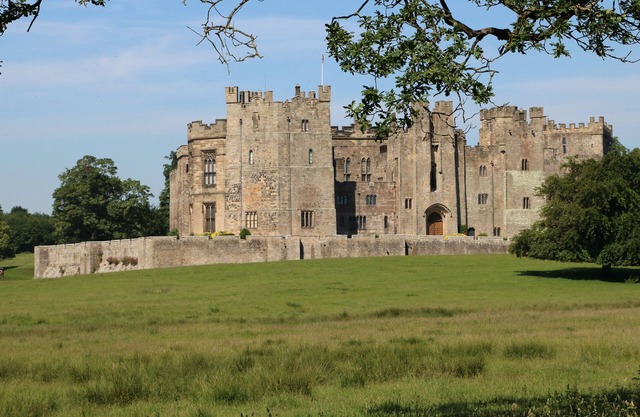 PHEASANT, romantic, with hot tub in Bowes