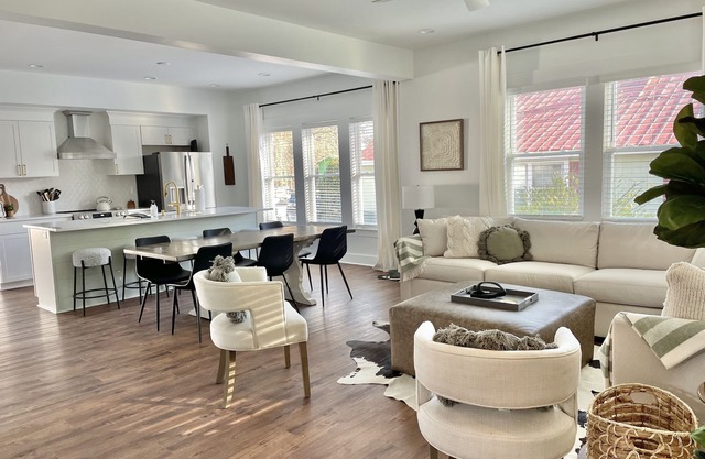 Phenomenal in Fuquay-Sleeps 11- Weddings, Pets, Minutes to High Grove Estates!!!