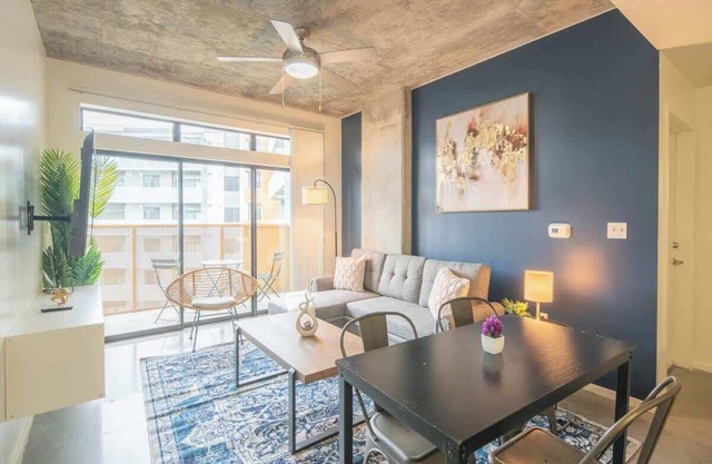 Roosevelt Row Luxury 2BD Pool Gym Parking W/D