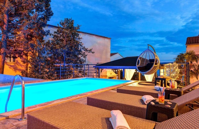 Pintoresco piso a 150 metros de la playa con jacuzzi, piscina, vistas al mar, billar