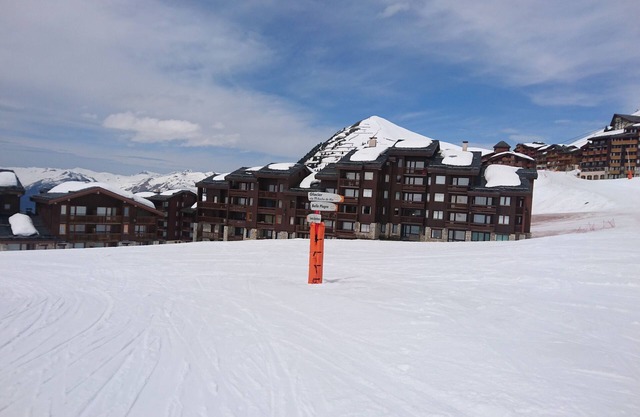 2 dormitorios / 2 baños, capacidad para 8. Ski in / out junto a la escuela de esquí, tiendas / restaurantes