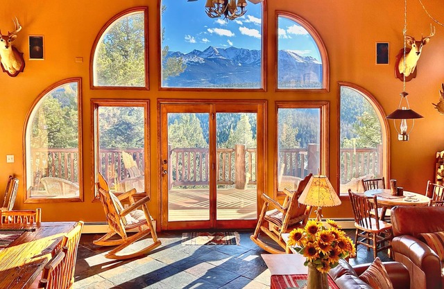 Phenomenal Vista de Pikes Peak En Amplio Mountain Lodge