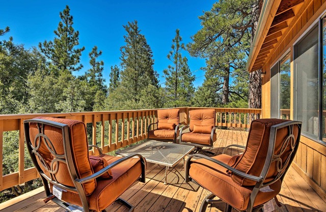 ¡NUEVO! Pine Mountain Club Cottage con cubierta envolvente.