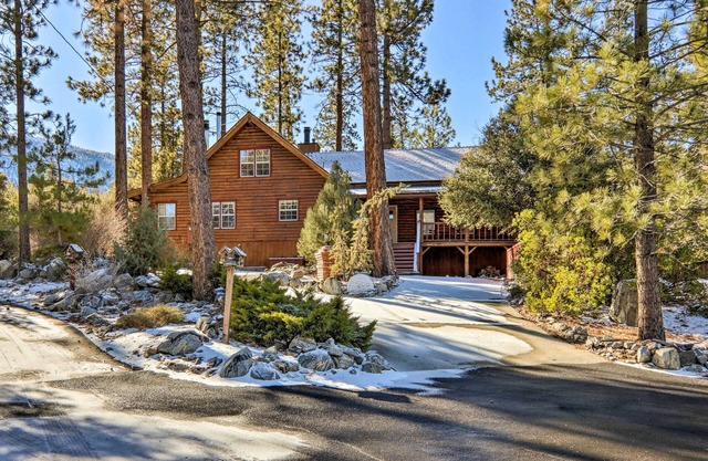 Pine Mountain Club Log Home w/ Deck + Grill!