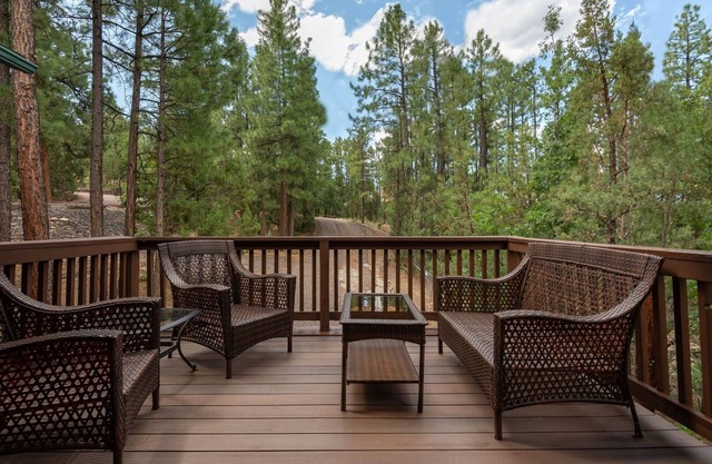 Pinetop Paradise! Acogedora cabaña enclavada en los pinos Ponderosa- ¡Capacidad para 6!