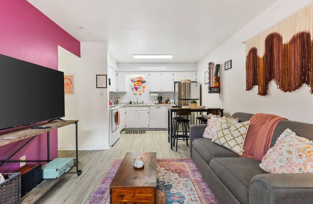 Pink Dreams - Walk to Live Music, Bars, Restaurants - Free Parking