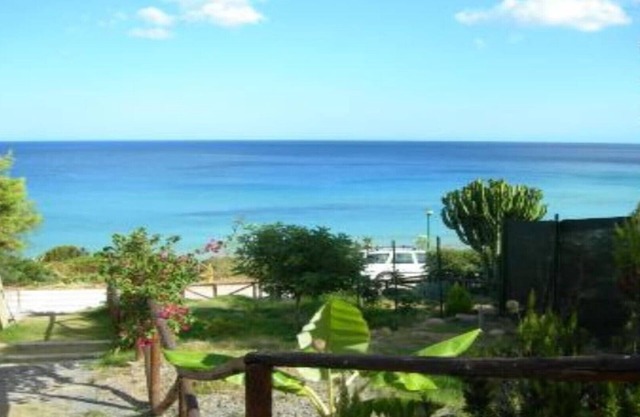 Pinus Village caposchiera con terraza con vistas al mar
