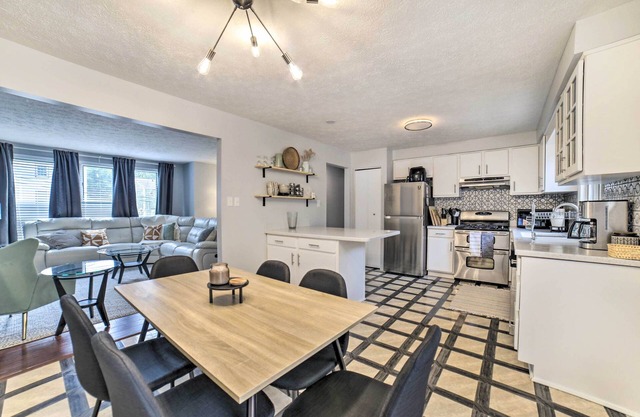 Pittsburgh Retreat w/ Deck ~ 4 Mi to Dtwn!