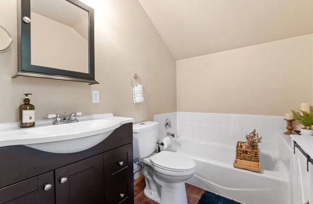 Family Home w Hot Tub,Game Room& Pet Friendly Yard