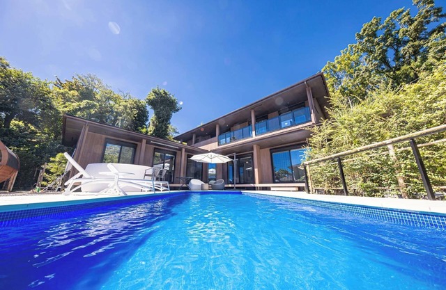 Play in the pool spend time in the pool live in / Ito Shizuoka