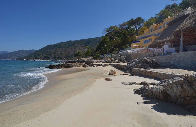 Playasola - Villa de 3 acres frente al mar con playa privada de arena.