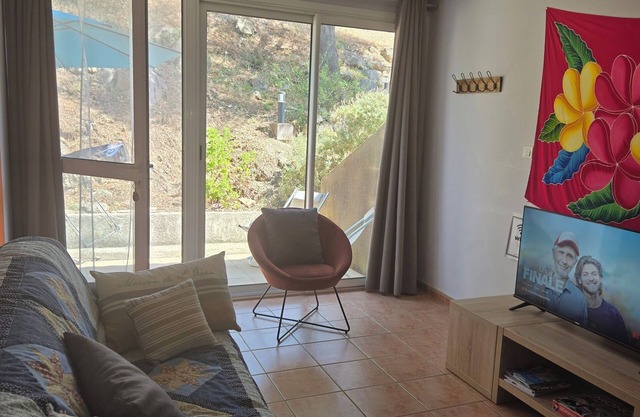 Pleasant air-conditioned apartment (residence *** swimming pool, sea on foot..)
