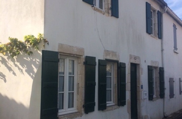 Casa de pueblo muy bien situada entre el centro del pueblo y la playa.