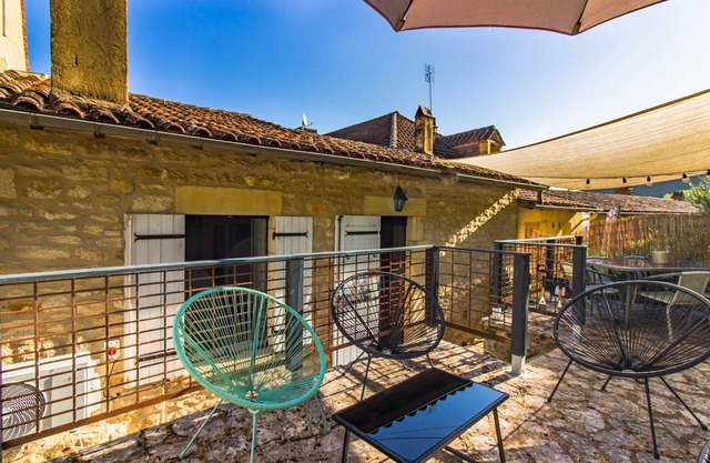 Pleasant House at the Foot of the Castle and the Dordogne