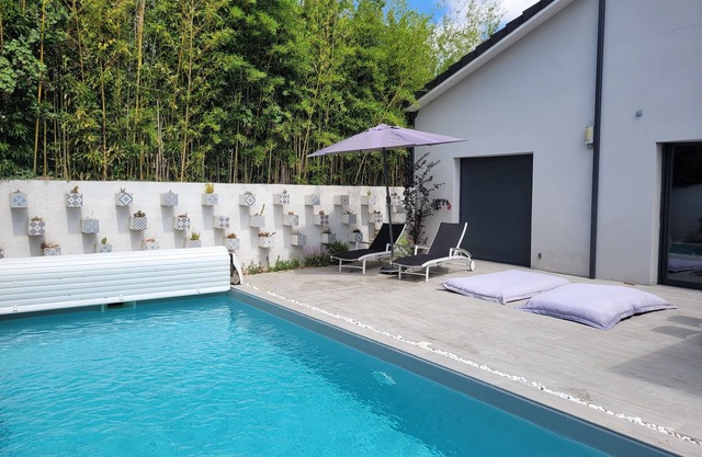 Pleasant house sleeps 10 with swimming pool and air conditioning, ideal for a family or group of friends.