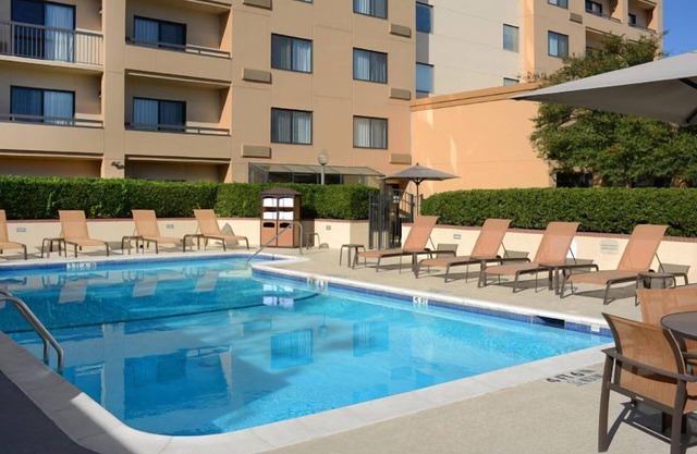 Pleasant Stay, Convenient Location! 2 Pet-friendly Units, Free Parking, Pool!