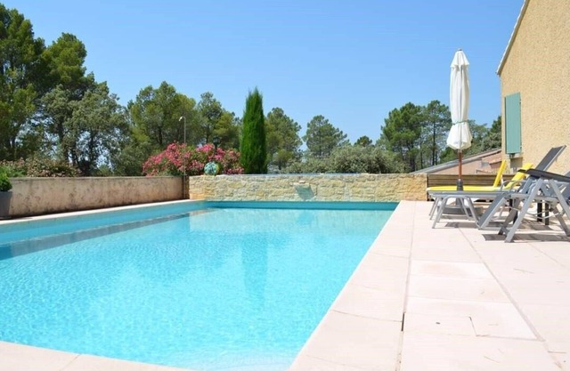 Pleasant villa at the foot of Mont Ventoux, with swimming pool and pétanque court