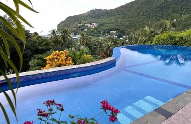 Camina hasta el pintoresco pueblo de Marigot Bay, cerca de la playa, cocina 3x / semana incluida, aire acondicionado, wifi gratis
