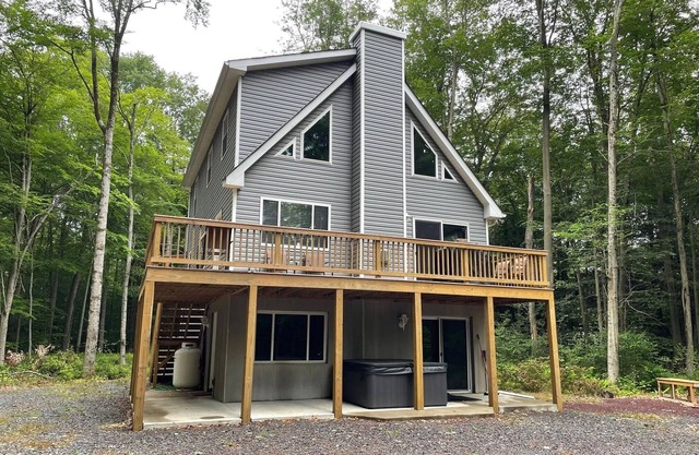 Chalet,2 acres,hot tub,pool table,firepit,fireplace,A/C,pets ok,ski,lake,hiking