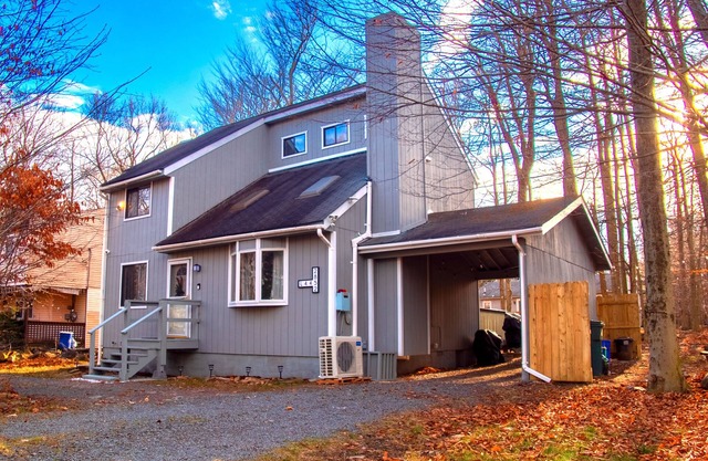 Pocono Dog Friendly Home, Deck, Yard & Fire Pit