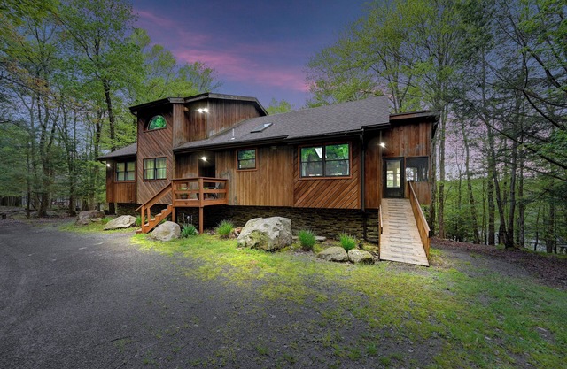 Pocono House con bañera de hidromasaje al aire libre, admite mascotas, 2 canoas, kayak y chimenea