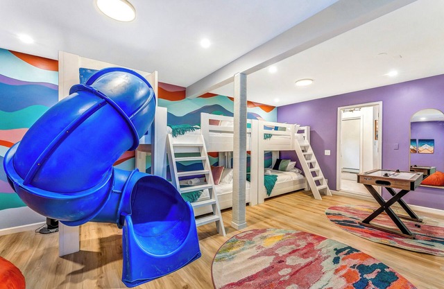 Poconos Play House! Hot Tub, Fire Pit, Jungle Gym, Game Rooms