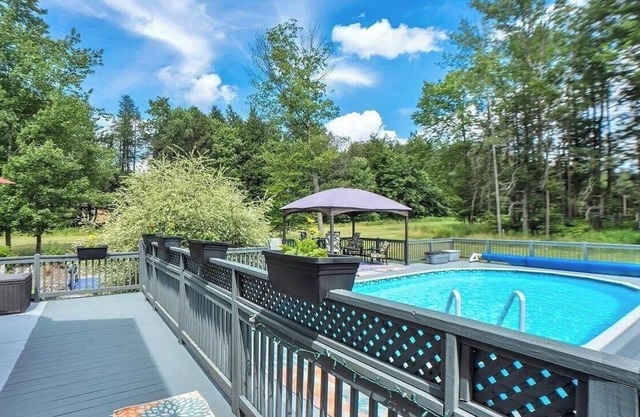Poconos Spacious 6-bedroom house in marvelous Blakeslee with Pool & Gamerooms