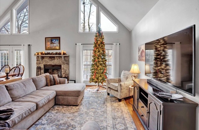 Guest Favorite Poconos Family Home-Community Lake, Pools, Tikibar and More!