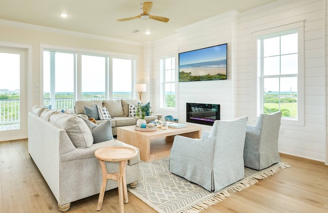 Pointe West BRAND-NEW luxury custom home, 5 BR/ 4 BA amazing view of West Bay!