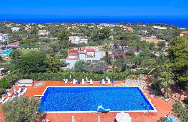 Casa de granada con jacuzzi y jardín.
