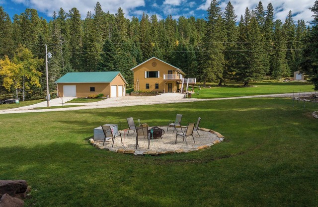 Ponderosa hideaway, close to trails, Sleeps 10, with creek