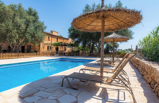 Casa de vacaciones 'Ponent' con vistas a la montaña, piscina compartida y Wi-Fi