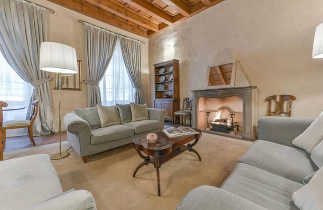 Pontormo large apartment with fireplace in Oltrarno