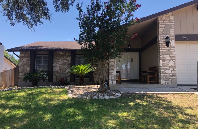 POOL, 3 / 2 home next to Lackland AFB and SeaWorld