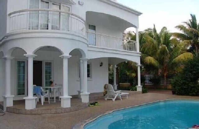 Villa con piscina cerca de la playa