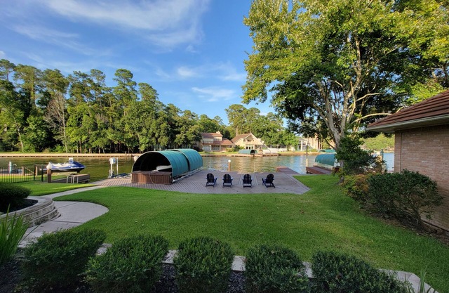 Lakefront Home on quite/protected cove on Lake Conroe