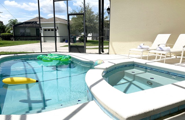 Villa de 4 dormitorios y 4 baños con sala de juegos, piscina privada y spa ubicado en una comunidad turística