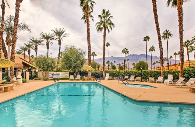 Condominio moderno en Palm Springs con acceso a la piscina y al jacuzzi.