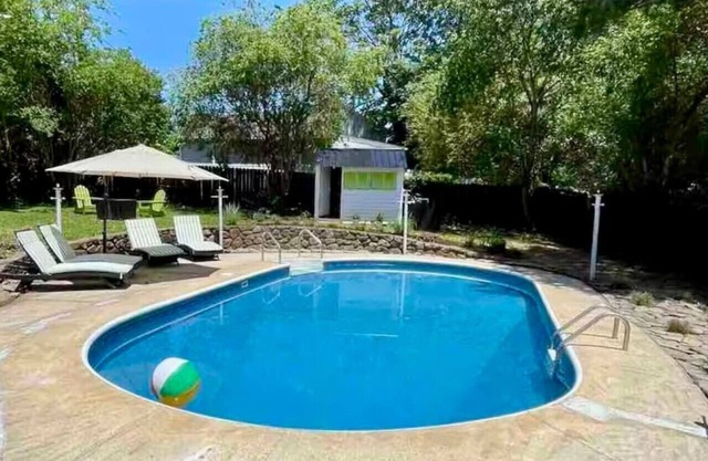 POOL + HOT TUB | Quaint Cottage in heart of LYH
