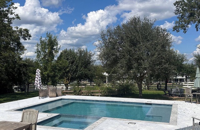 Charming Cottage on Acreage Lot, Short Walk to Historic Town, Shops, & Wine Bars