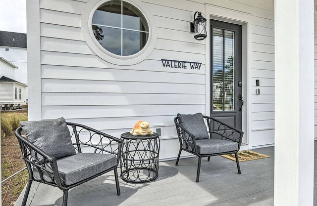Pool now open! Reduced Rates for 2023~Beach Access 1/2 Mi~4 Bikes~Sleeps 14