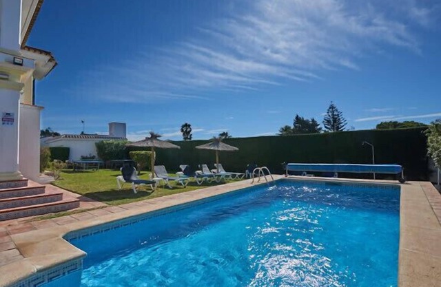 Piscina, jacuzzi, mesa de billar, tenis de mesa, a 3 minutos en auto del puerto, a pie de tiendas