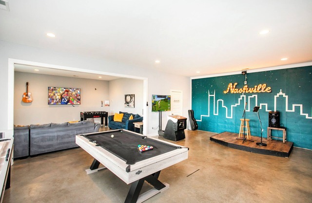 BNA Blue - Karaoke Stage, Gym, 2 Decks, Hot Tub, 9 Beds - 4 Miles to Downtown!