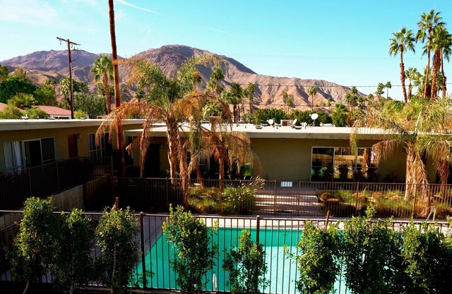 JUNTO A LA PISCINA, SOBRE EL PASEO, PALM DESERT