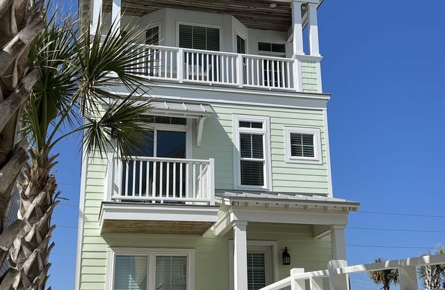 Nueva casa con piscina y vista al mar, a pasos de la playa y restaurantes