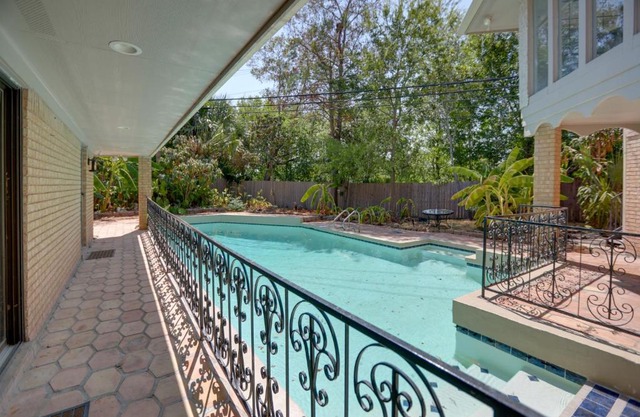 Poolside Oasis Near Medical Center and NRG Stadium!