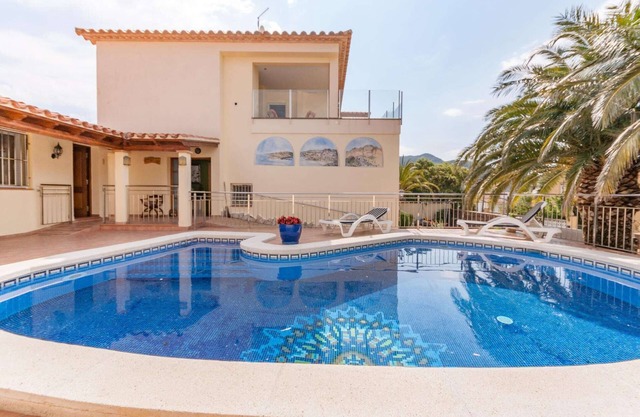 Villa en Roses con Piscina y Vista Montaña