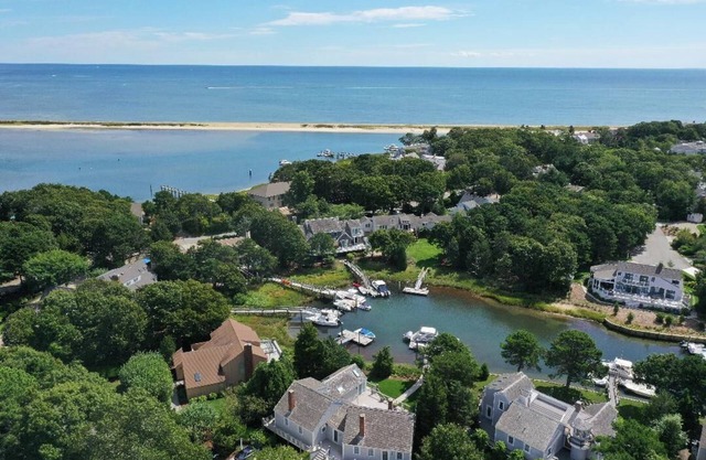 Diseño personalizado y renovado Island Waterfront Ranch con Deepwater Dock