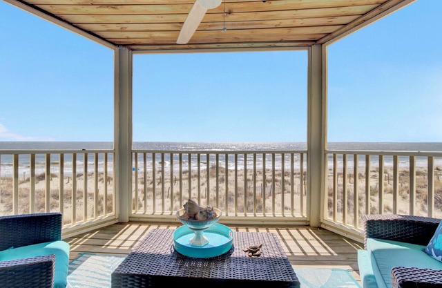 Port O 'Call F203 / Isle of Palms 1BR Condominio frente al mar con comodidades!