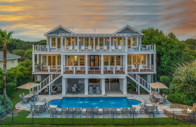 Puerto de escala en Isle of Palms ~ FRENTE AL MAR, piscina, paseo marítimo, putting green
